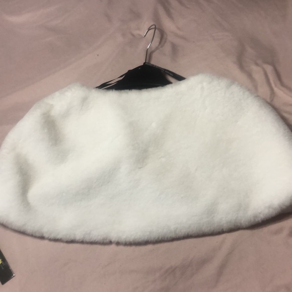 Faux fur cape - Picture 6 of 8